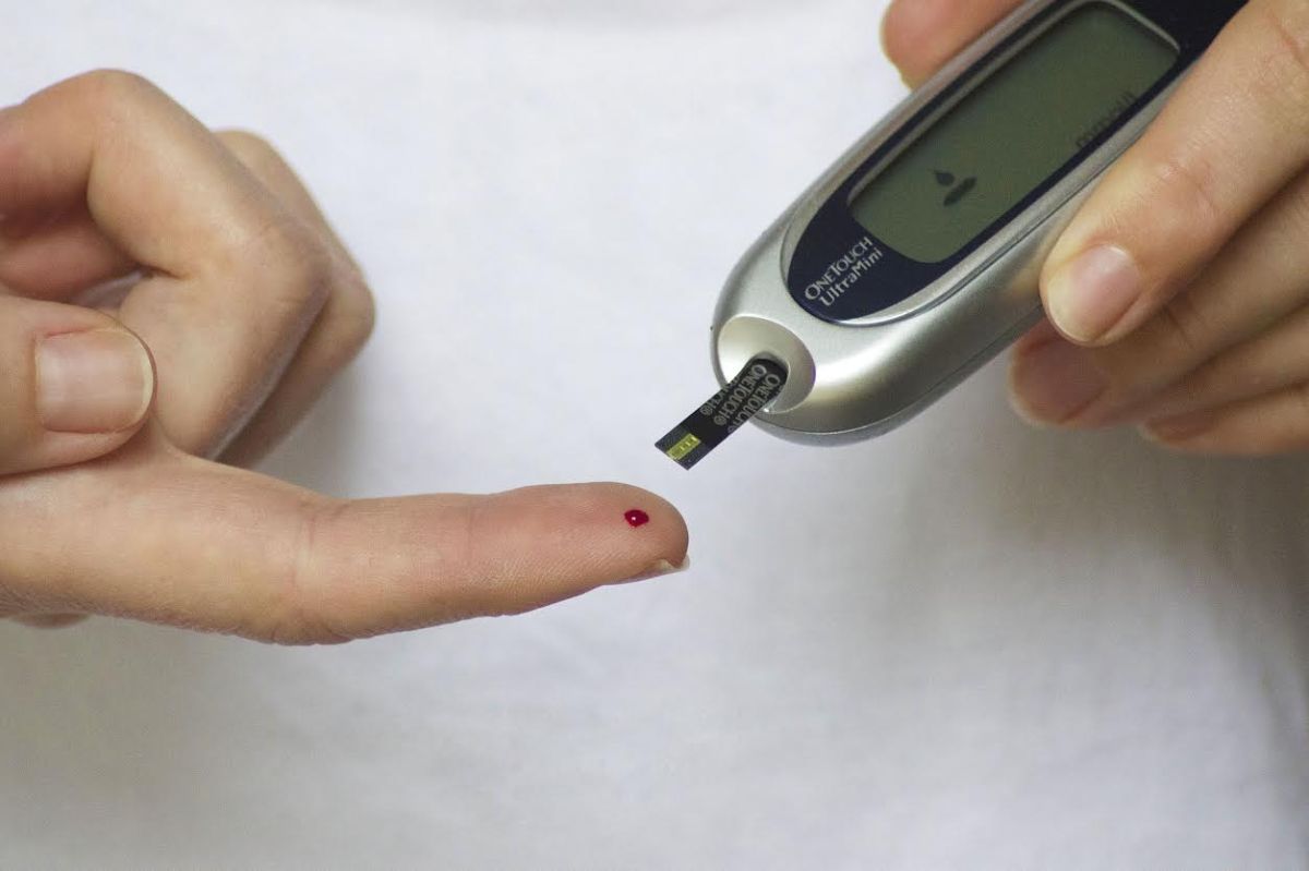 Paciente asiático fazendo controle de rutina de diabetes com instrumento  glicosímetro, médico medindo o nível de açúcar de glicose no teste de  insulina. médico verificando amostra de sangue para idosa diabética na